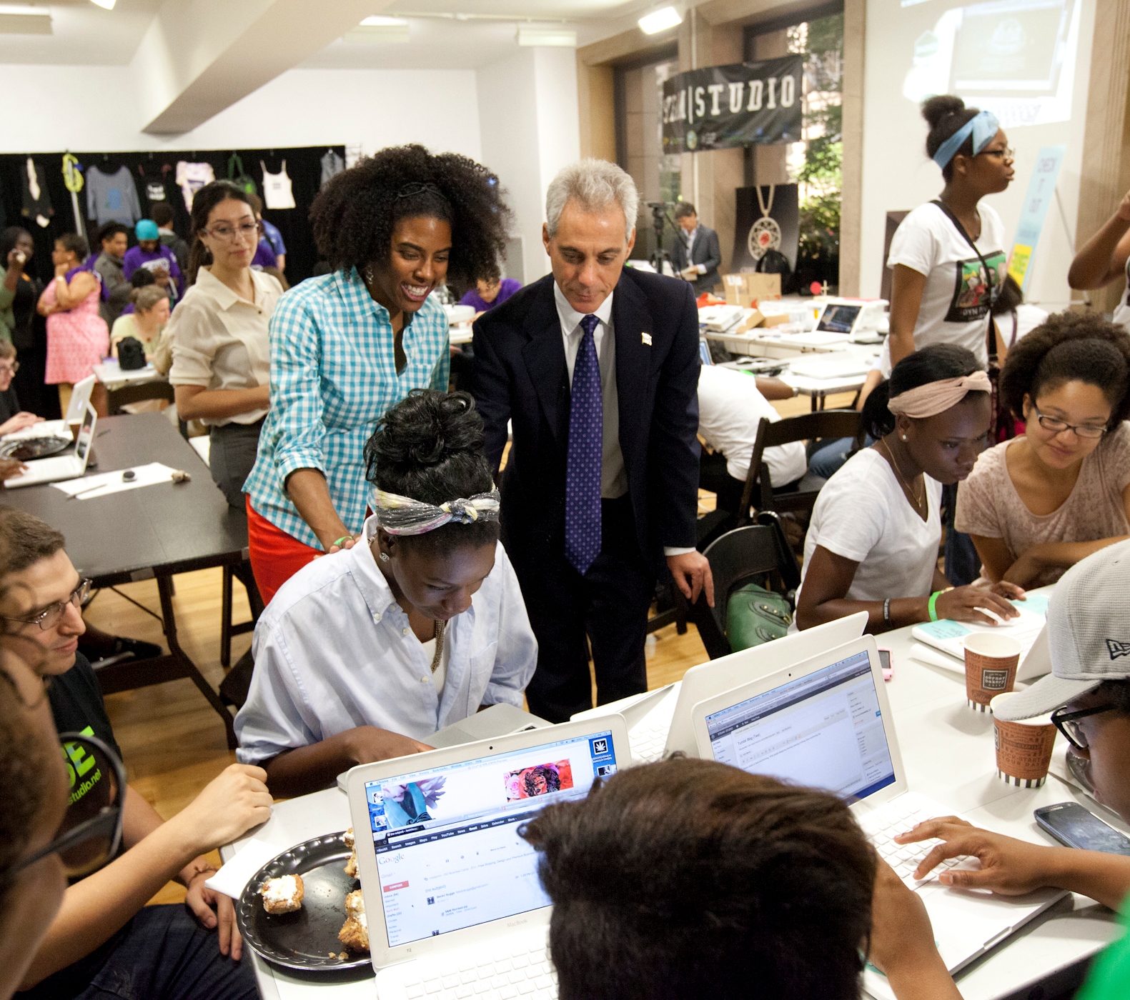 Students show the Mayor their Summer of Learning projects.